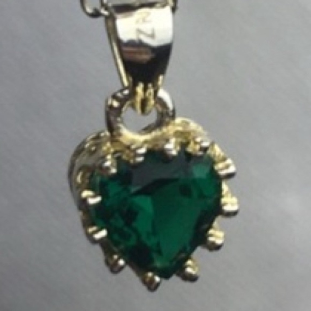 TIARA Emerald 💚 Heart Pendant Birthstone: MAY - Picture 3 of 6